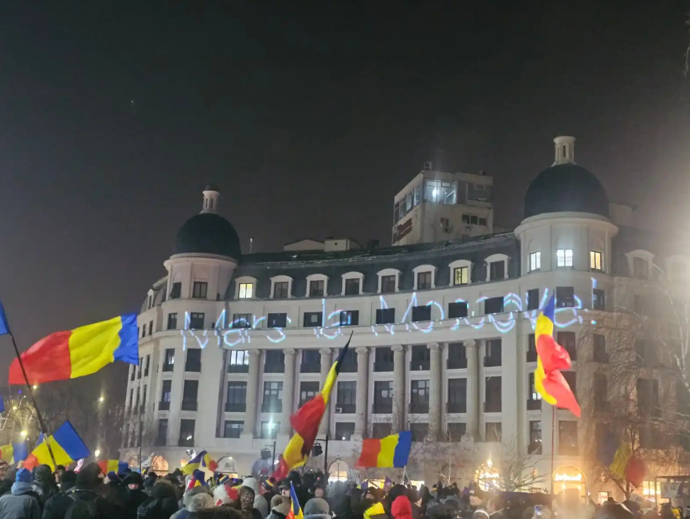 După ce joi seară un motociclist a proiectat mesajul „Marş la Moscova” în timpul protestului AUR, acesta a fost amendat de Jandarmerie: „Zădărnicire ori tulburare a adunărilor publice”