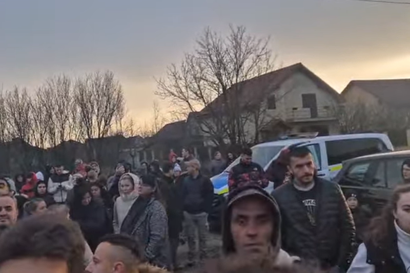 VIDEO Revoltă într-un sat din Timis, după crima din Cenei: 150 de oameni, în fața unei case unde au auzit că se află copilul de 13 ani acuzat de crimă / Doi oameni au intrat în casă să-l caute