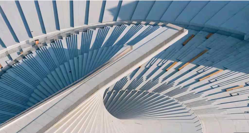 Scara în spirală care duce pe acoperișul Marii Opere din Shanghai / Foto: Captură Youtube.com