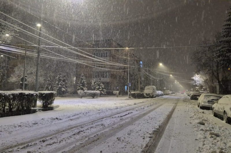 VIDEO Circulație în condiții de iarnă pe autostrăzi și drumuri din 14 județe. Drumarii au scos utilajele de deszăpezire