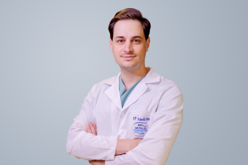 Proteză de genunchi personalizată în timp real, cu robotul ROSA. Dr. Mircea Tăbăcar, MedLife Humanitas: „Încercăm să aducem genunchiul la starea dinainte de artroză“