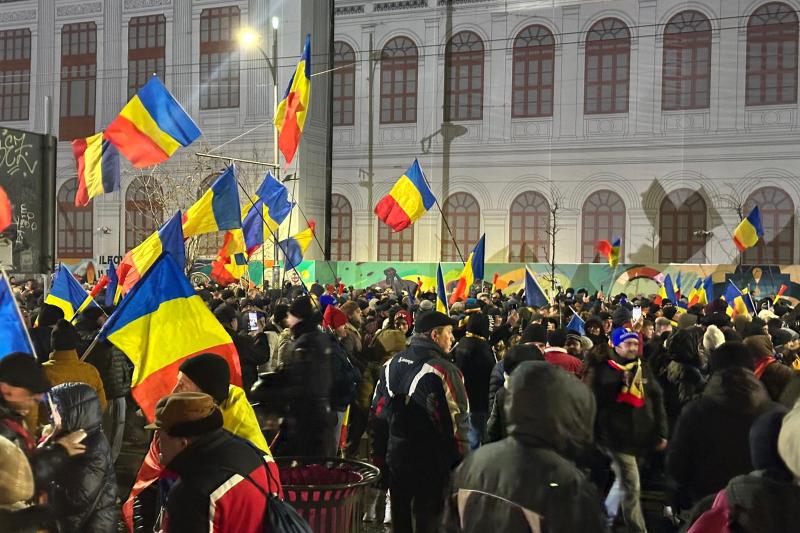 FOTO/VIDEO Protest acum în București, organizat de Claudiu Târziu și susținut de AUR. Mesaj surpriză proiectat pe o clădire / Manifestanții au plecat în marș spre Guvern
