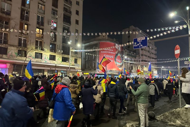 FOTO/VIDEO Protest acum în București, organizat de Claudiu Târziu și susținut de AUR. Mesaj surpriză proiectat pe o clădire / Manifestanții au plecat în marș spre Guvern