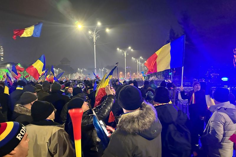 FOTO/VIDEO Protest acum în București, organizat de Claudiu Târziu și susținut de AUR. Mesaj surpriză proiectat pe o clădire / Manifestanții au ajuns la Guvern