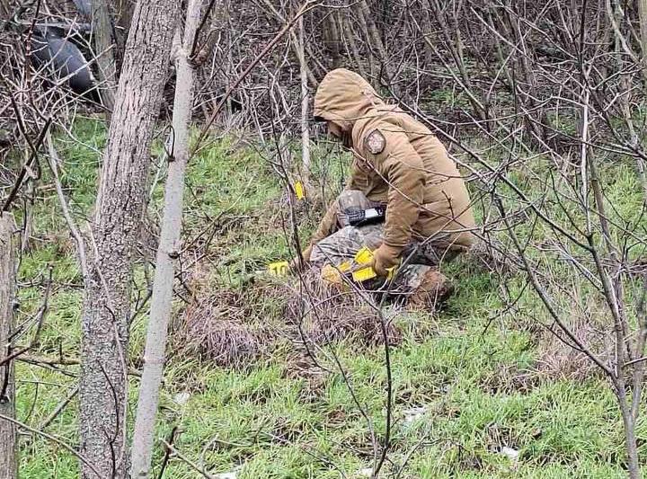 FOTO Dronă cu explozibil, căzută în curtea unei case din Republica Moldova. Toți localnicii au fost evacuați din zonă / Poliția a anunțat după 3 ore că a fost „nimicită”