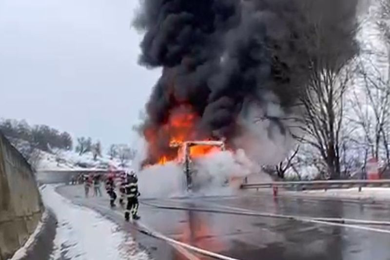Un autocar cu 47 de pasageri a luat foc pe o șosea din România