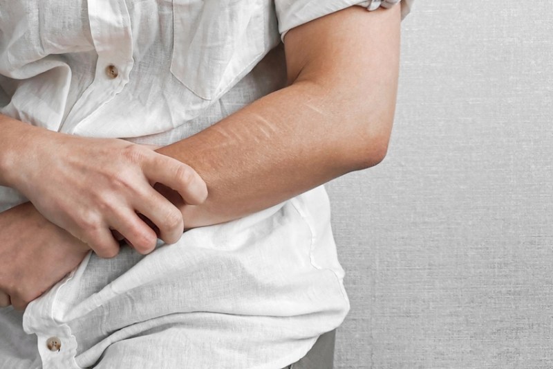 Automutilarea nu apare doar la adolescenți. La copiii mai mici, ea poate lua forme diferite – lovirea repetată, mușcatul, smulgerea părului – adesea confundate cu simple crize de comportament. Psihologul explică de ce aceste gesturi sunt, de fapt, semnale de alarmă emoțională. FOTO: Shutterstock