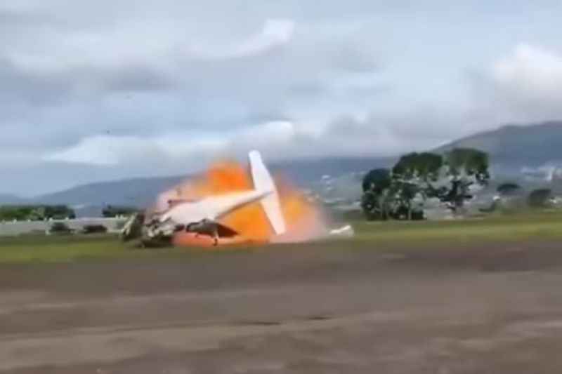 VIDEO Momentul în care un avion se prăbușește și ia foc în Columbia. La bord se afla un artist renumit