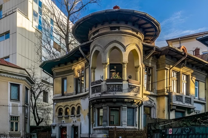 Faimoasa „Casă cu Pălărie” din București, parte din extraordinara moștenire lăsată orașului de prima femeie arhitect din România