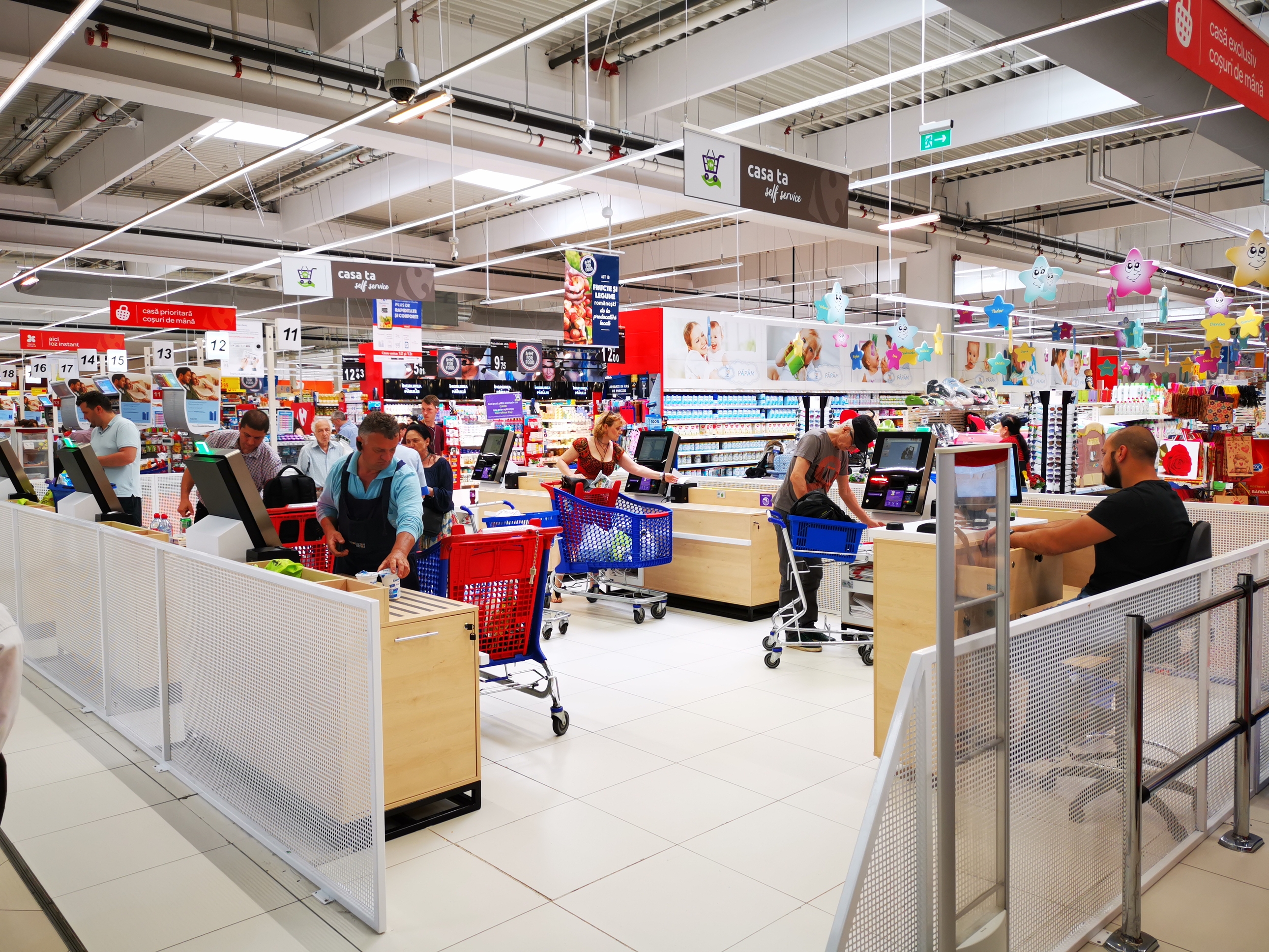 VIDEO Schema folosită pentru furt la Carrefour. Cum a păcălit un bărbat din București casele self