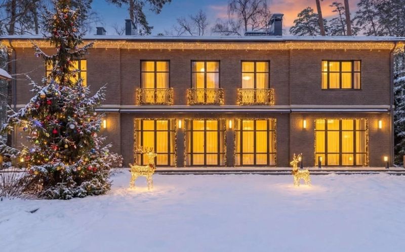 Steven Seagal scoate la vânzare conacul său din Moscova. „Proprietăți ca aceasta apar rar pe piață”