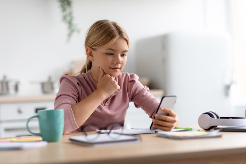 Smartphone-ul nu strică copilăria, însă fără educație digitală poate deveni o problemă! De la ce vârstă este potrivit ca un copil să primească un smartphone