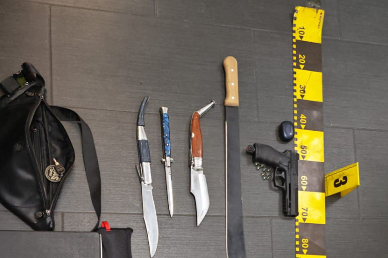 VIDEO Scandal cu cuțite și săbii într-o sală de fitness din București. Șapte tineri, printre care trapperul MGK666, au fost reținuți de polițiști