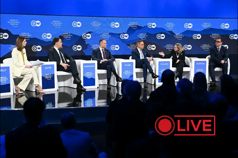 Stânga: secretarul general NATO Mark Rutte (al doilea), președintele polonez Karol Nawrocki și președintele finlandez Alexander Stubb vorbesc într-o conferință la Davos, Elveția, 21 ianuarie 2026. Foto: Fabrice COFFRINI / AFP / Profimedia