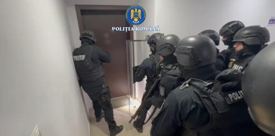 VIDEO O femeie și copilul ei de un an, sechestrați în București de fostul partener. Poliția a intervenit în forță: „Tonalitatea vocii ne spunea că există un pericol iminent”