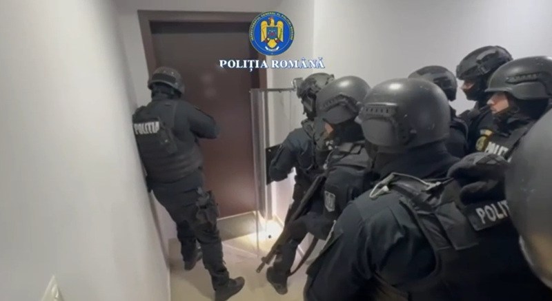 VIDEO O femeie și copilul ei de un an, sechestrați în București de fostul partener. Poliția a intervenit în forță: „Tonalitatea vocii ne spunea că există un pericol iminent”