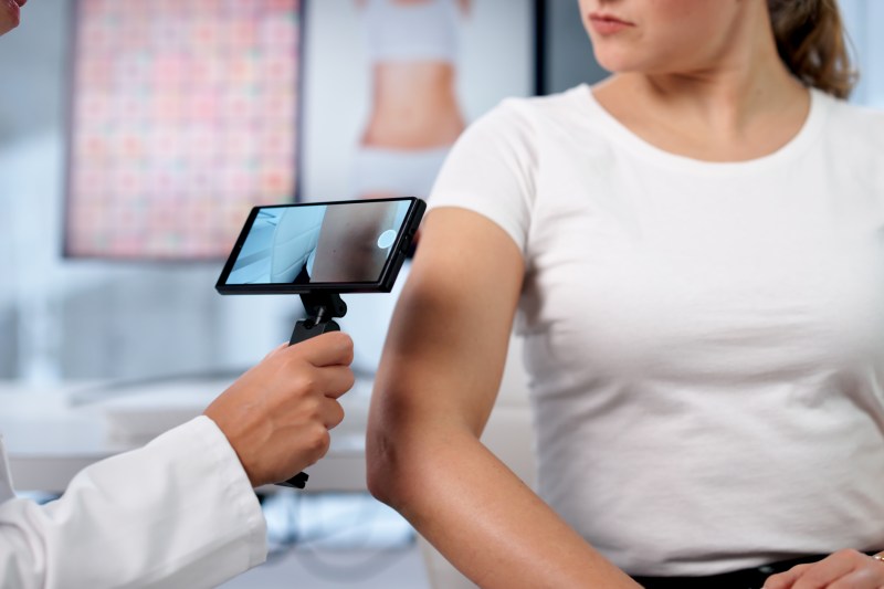 Mitul dermatologiei ca alegere „bănoasă” a medicilor: „Câștigurile nu sunt imediate. Nu se face din prima coadă la cabinet”