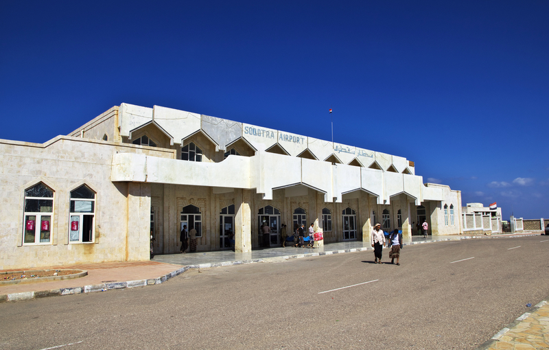 Sute de turiști din Europa și SUA, blocați pe o insulă din Yemen, pe fondul unor lupte interne: „Nu mai pleacă niciun avion”