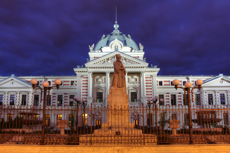 Prima statuie din București e în curtea spitalului Colțea. Spătarul Mihail Cantacuzino și povestea sa de peste 150 de ani