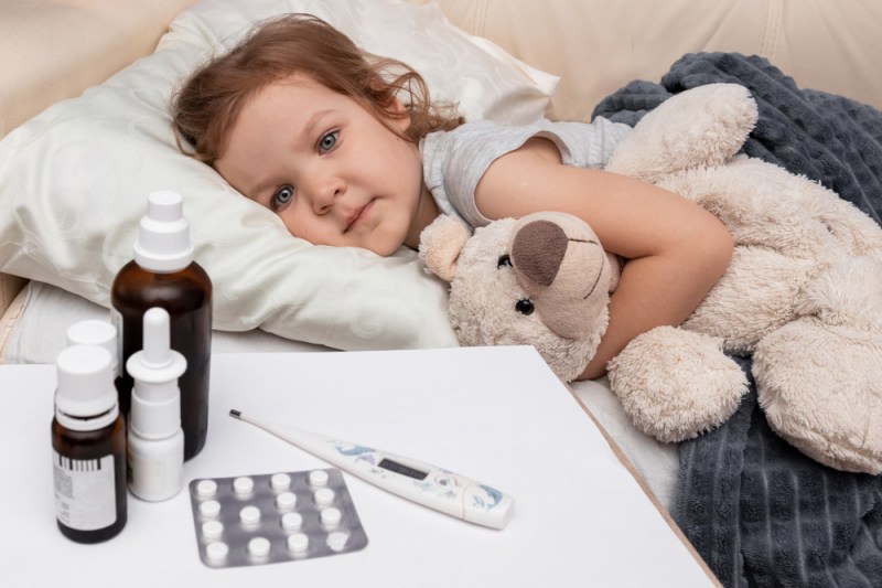 Semnele clasice de gripă includ febră (de multe ori peste 39°C), frisoane, dureri musculare, dureri de cap, tuse seacă, durere în gât și o stare generală de rău. FOTO: Shutterstock