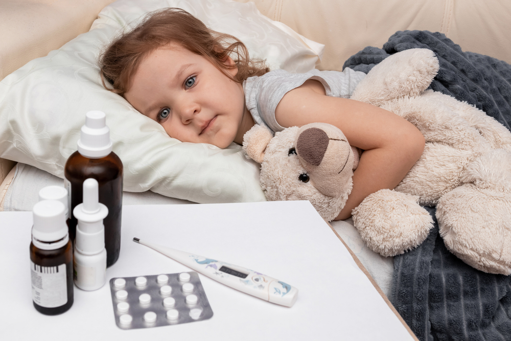 Semnele clasice de gripă includ febră (de multe ori peste 39°C), frisoane, dureri musculare, dureri de cap, tuse seacă, durere în gât și o stare generală de rău. FOTO: Shutterstock