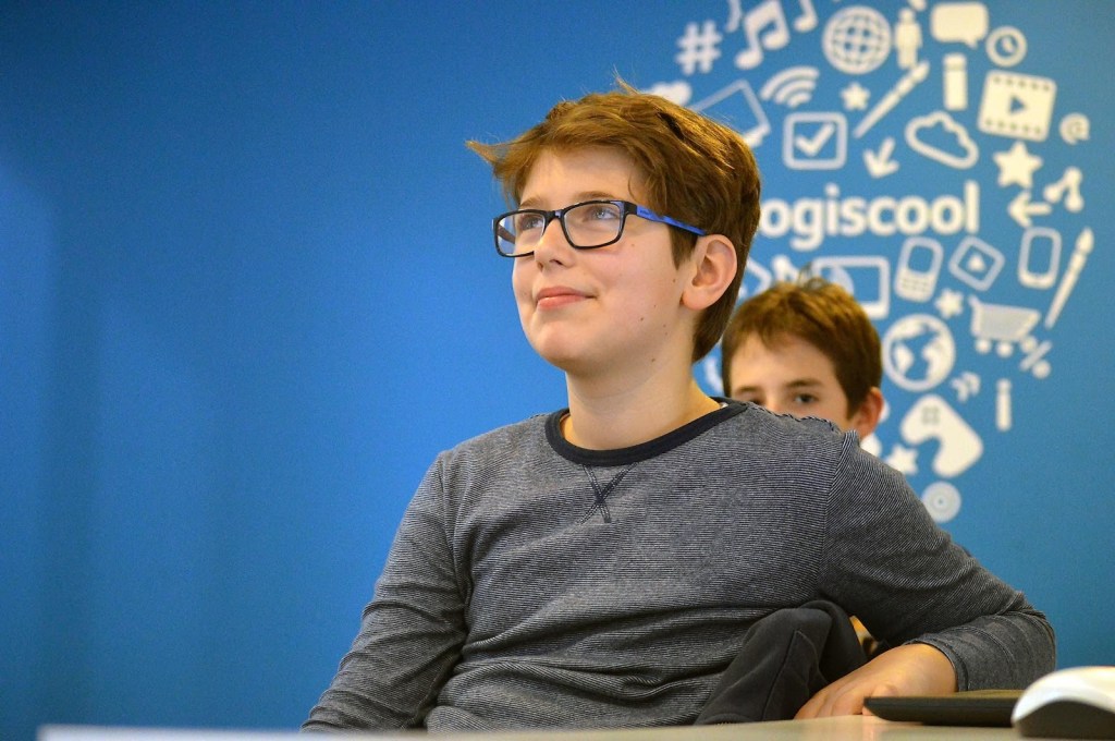 Învățarea poate deveni o aventură captivantă pentru copiii dornici să înțeleagă tehnologia viitorului, pas cu pas