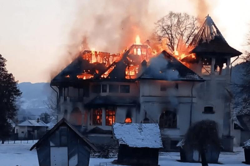 VIDEO Un conac simbol din Argeș a ars ca o torță după un incendiu. Ce spune ISU despre cauza focului