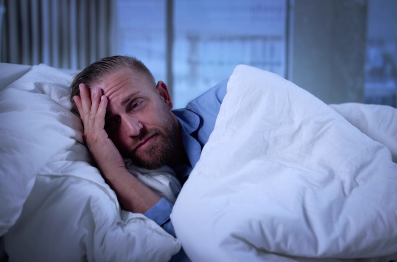 Cum să dormi mai bine pe măsură ce îmbătrânești. 10 strategii practice