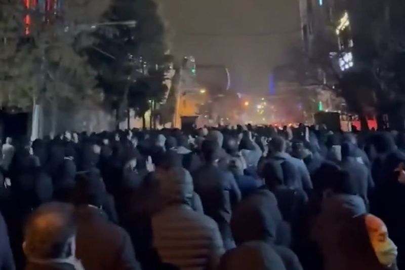 Masacru în Iran sub „blackout” digital: Forțele de securitate trag în protestatari. Martorii descriu „cadavre îngrămădite” în spitale și scene dramatice pe străzile din Teheran