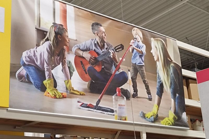 „Fetele sunt învățate de mici că acesta e scopul lor”. Afișul folosit de un lanț de magazine de bricolaj, criticat de o organizație feministă