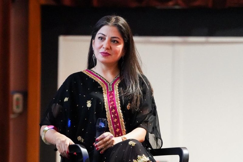 A emigrat în România în perioada pandemiei de COVID. De atunci, la fiecare câteva luni, a trăit traume individuale și colective legate de Iran. „Deși corpul meu este aici și încerc să-mi construiesc o viață nouă, fiecare eveniment politic îmi paralizează viața”, spune Nefiseh Shokri, fondatoarea comunității iraniene din România. FOTO: arhiva personală/Rebecca Olărescu