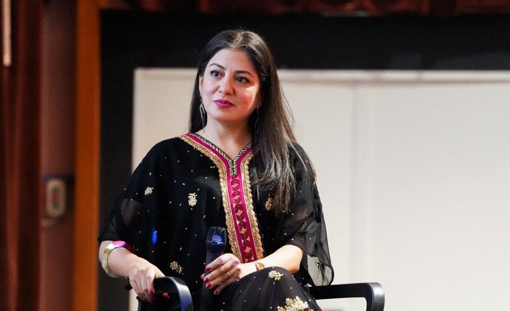 A emigrat în România în perioada pandemiei de COVID. De atunci, la fiecare câteva luni, a trăit traume individuale și colective legate de Iran. „Deși corpul meu este aici și încerc să-mi construiesc o viață nouă, fiecare eveniment politic îmi paralizează viața”, spune Nefiseh Shokri, fondatoarea comunității iraniene din România. FOTO: arhiva personală/Rebecca Olărescu