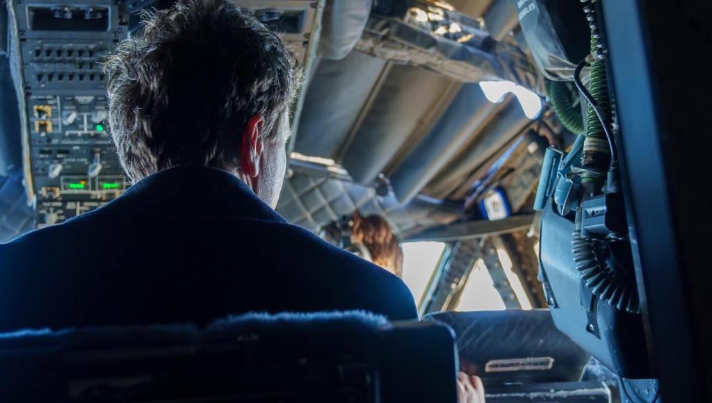 Președintele Nicușor Dan, la bordul avionului Spartan Foto: Facebook.com / Nicușor Dan