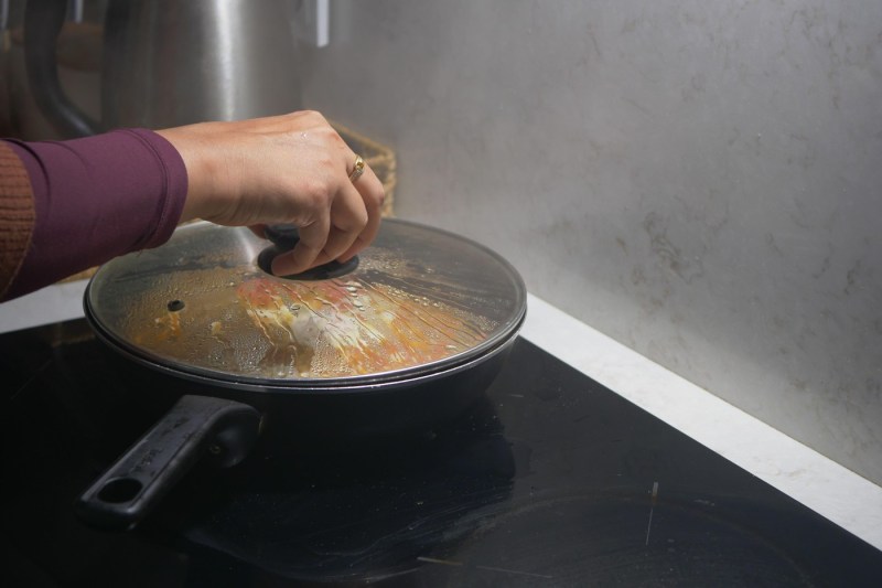 Știați că se poate găti cu focul de la aragaz oprit? Idei neobișnuite recomandate pentru economisirea energiei