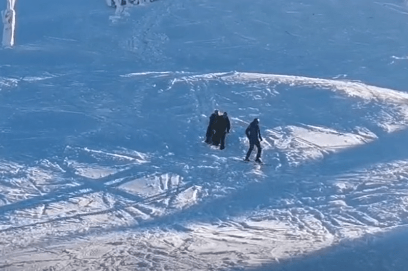 VIDEO Femeie în fustă și palton, coborâtă pe pârtie de un jandarm montan, în Masivul Postăvaru. „Pârtia de schi nu este podium de modă” 