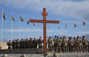 Imagine ilustrativă de la o ceremonie la care participă mai mulți soldați, aflați la o bază din Afganistan Foto: Profimedia