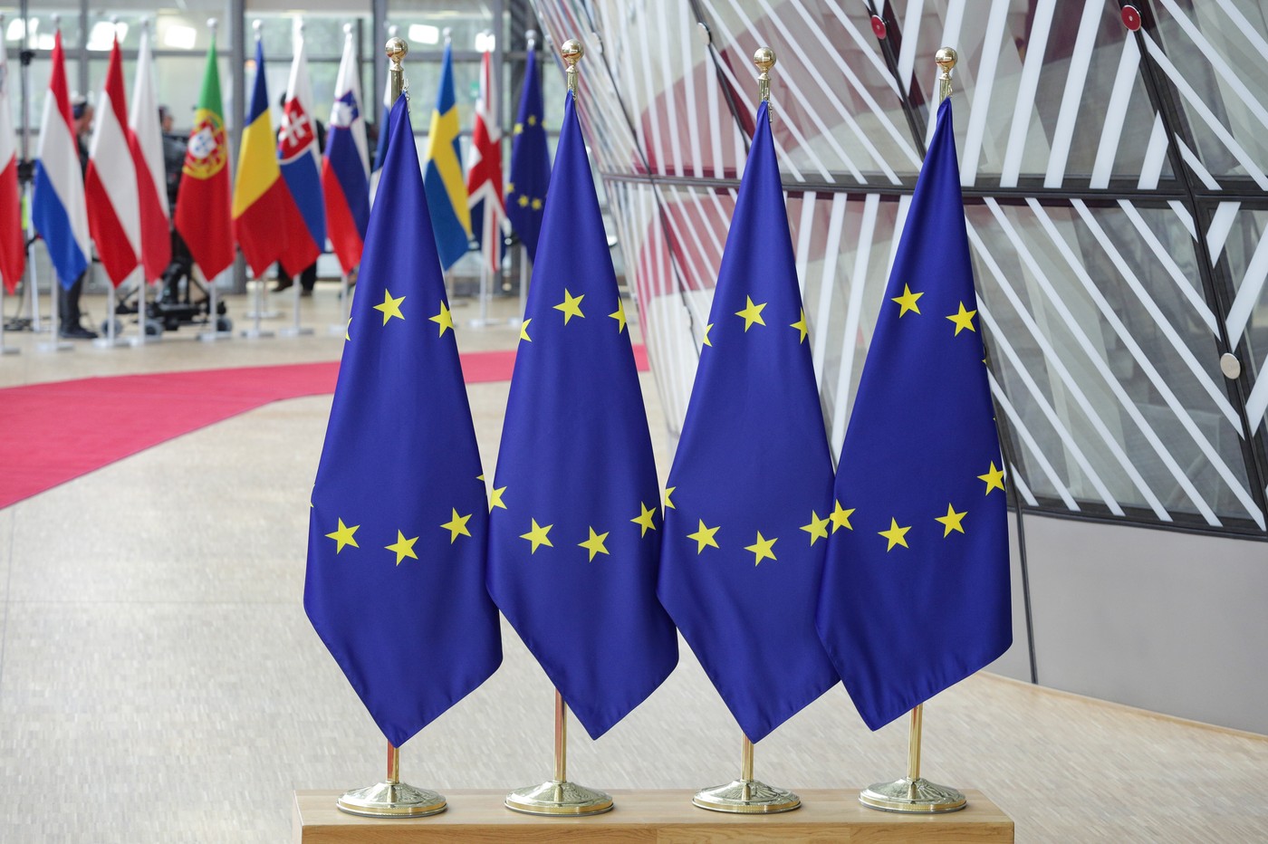 Summit de urgenţă la Bruxelles: Liderii din UE caută modalităţi de a gestiona relaţia cu „bătăușul” Donald Trump
