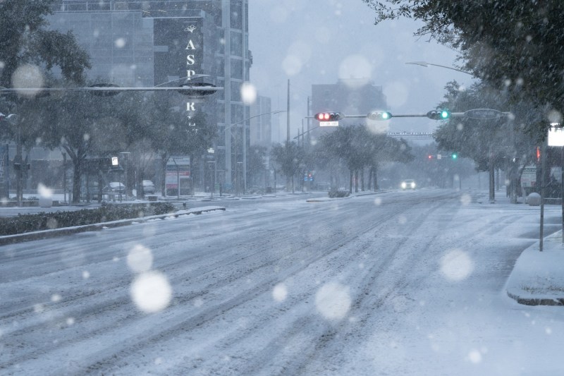 FOTO/VIDEO Zboruri anulate, drumuri închise și sute de mii de oameni fără curent electric. SUA se confruntă   cu o furtună majoră de iarnă