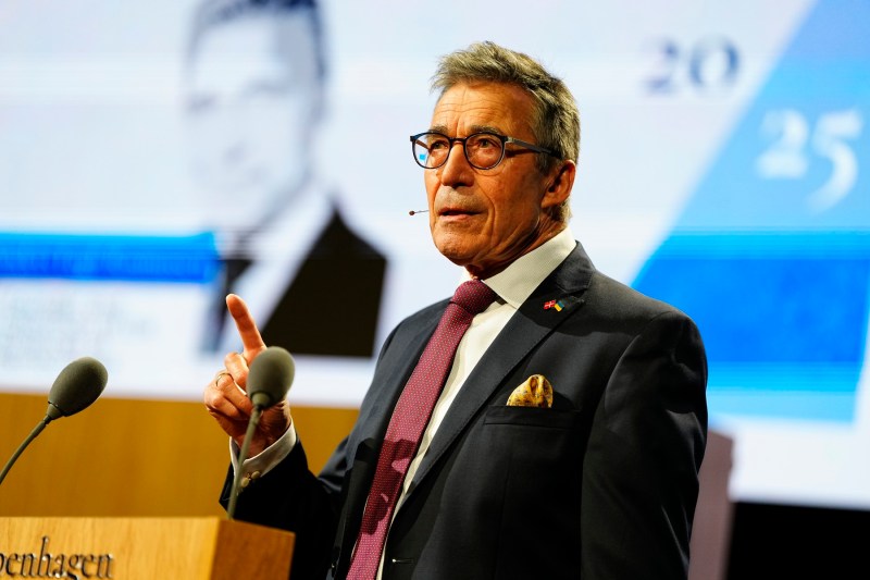 Un fost șef al NATO îndeamnă aliații europeni să riposteze dur împotriva economiei SUA: „Timpul lingușirilor a trecut. Trump respectă doar forța și puterea”