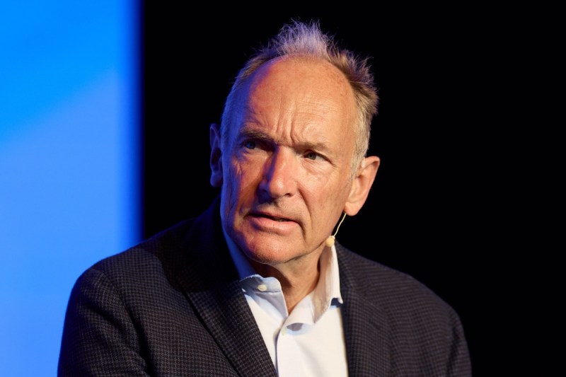 Cum vrea părintele WWW să salveze internetul „optimizat pentru răutate” / Tim Berners-Lee: În AI, „calul a luat-o la galop”