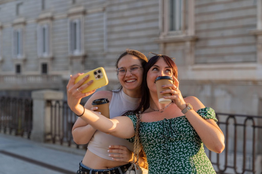 Prietene, făcându-și un selfie. Foto: Catalin Ilie Capilnean Deiac/ Alamy/ Profimedia
