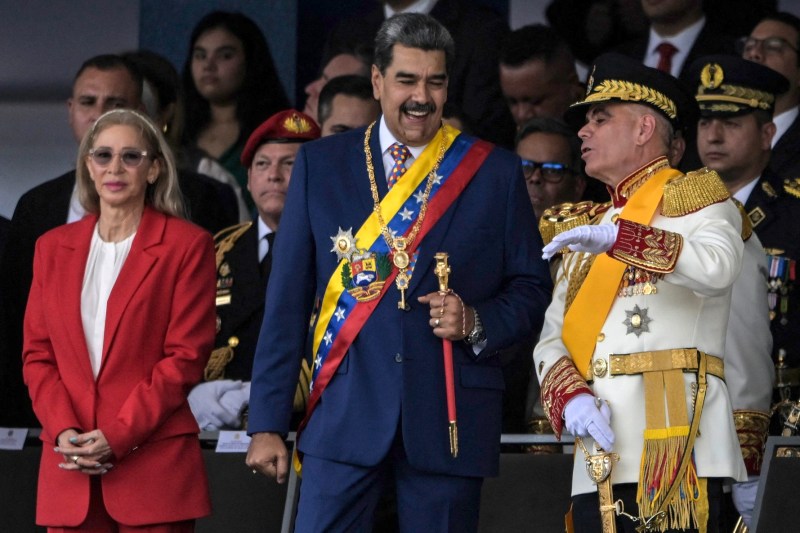 Cine sunt aliații lui Nicolas Maduro care au rămas la putere în Venezuela. În spatele frontului de unitate apar primele fisuri