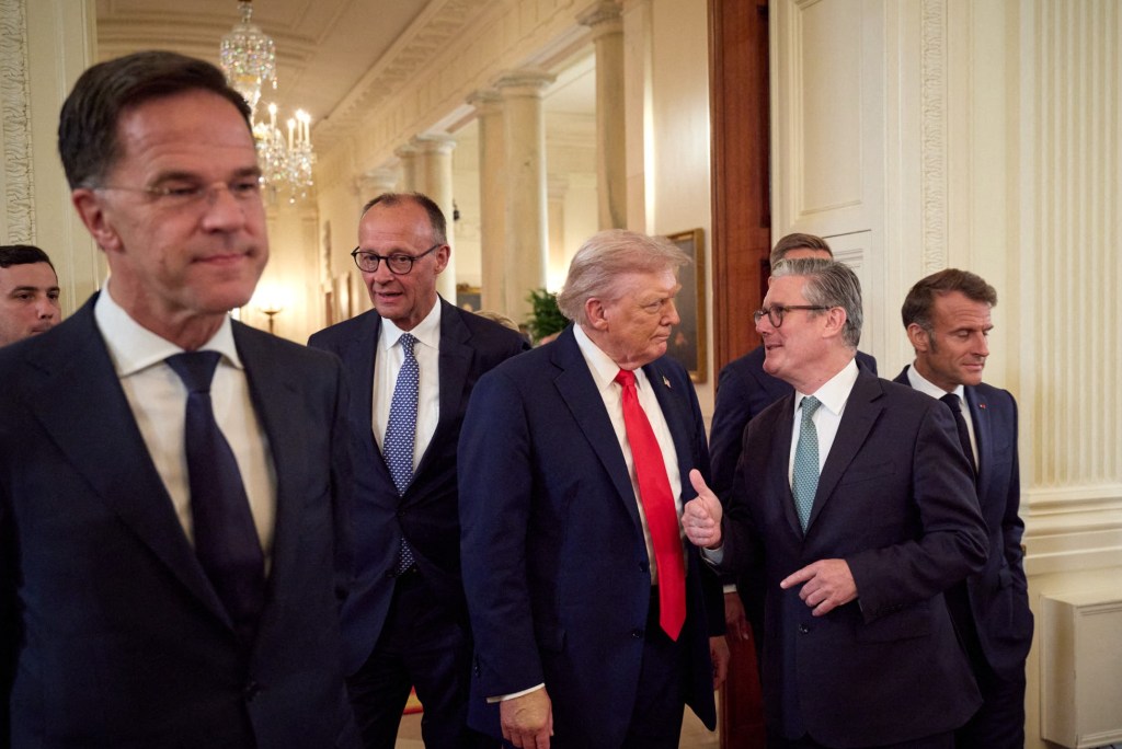 Secretarul general al NATO, Mark Rutte, cancelarul german Friedrich Merz, președintele american Donald Trump, premierul britanic Keir Starmer și președintele francez Emmanuel Macron, în timpul unei vizite la Casa Albă, în agustu 20025 Foto: Profimedia