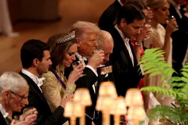 Administrația Trump renunță la recomandarea limitei de alcool pentru americani. „Permite oamenilor să socializeze”