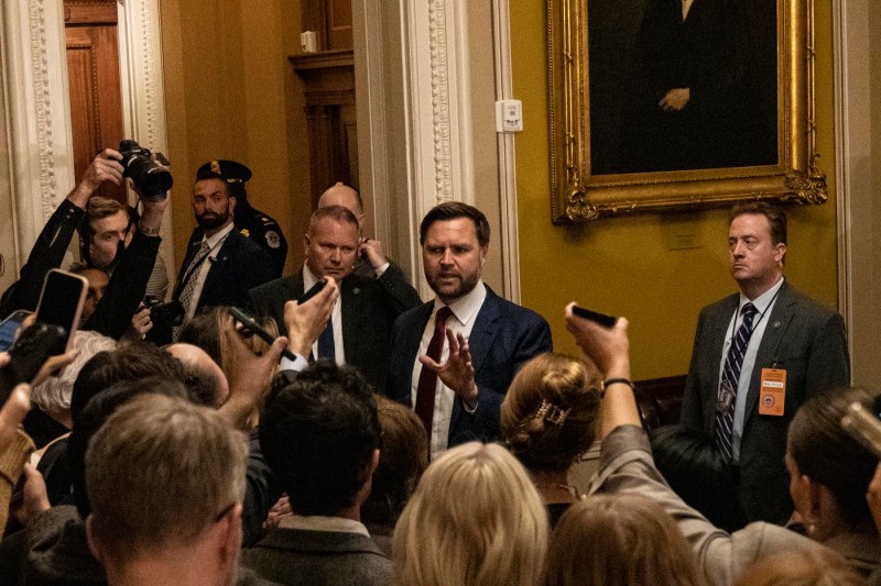 JD Vance, prima reacție după ce o persoană i-a spart ferestrele casei cu ciocanul: „Un om nebun”