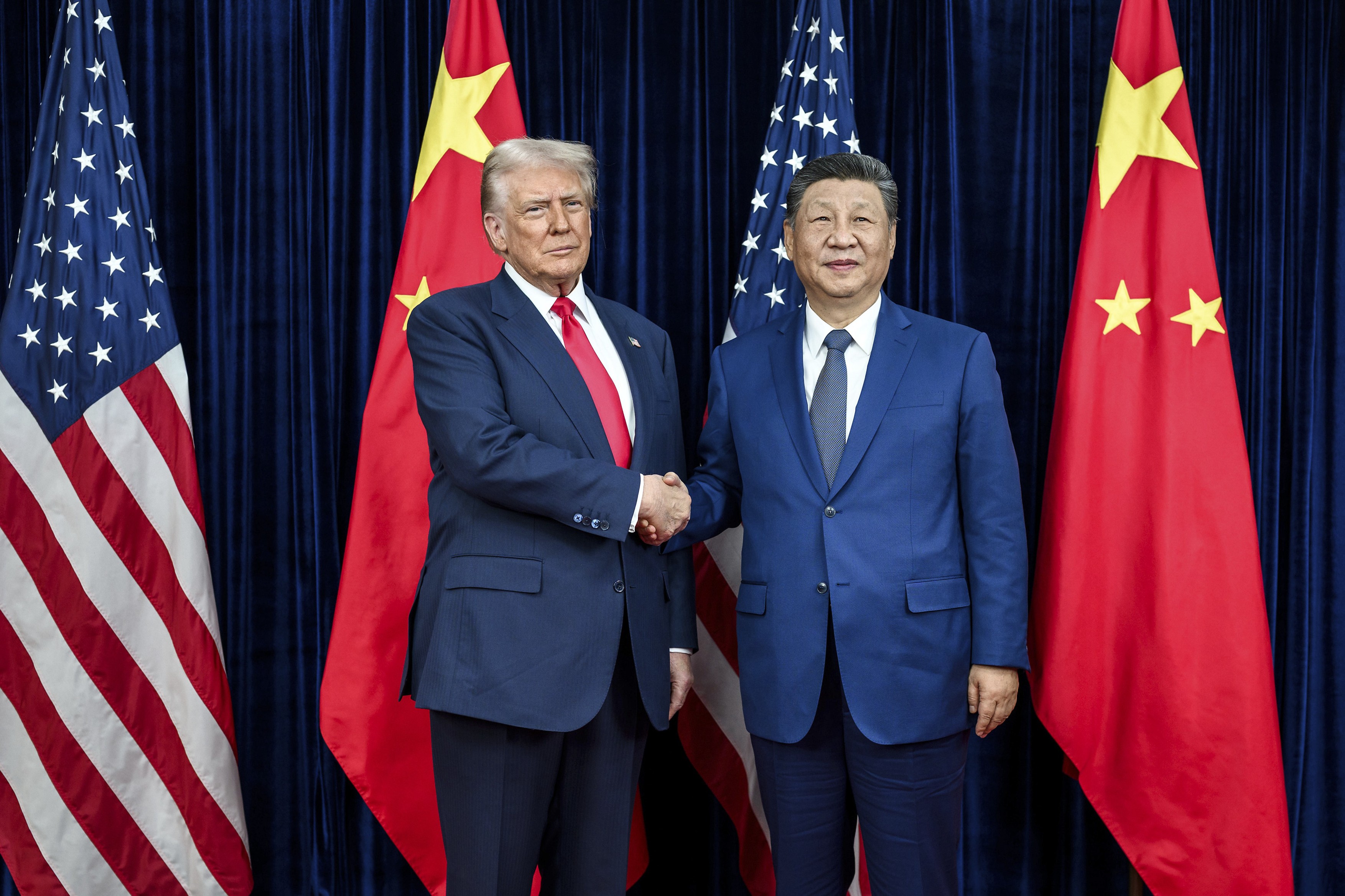 China se uită la ce face Trump acum cu Danemarca și