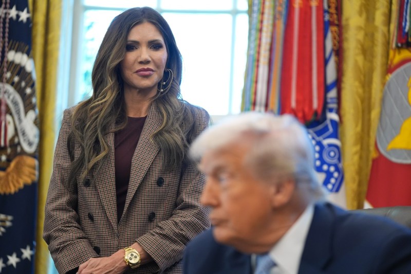 Trump nu are de gând să o demită pe șefa Securității Interne, după tulburările din Minneapolis: „Face o treabă foarte bună”