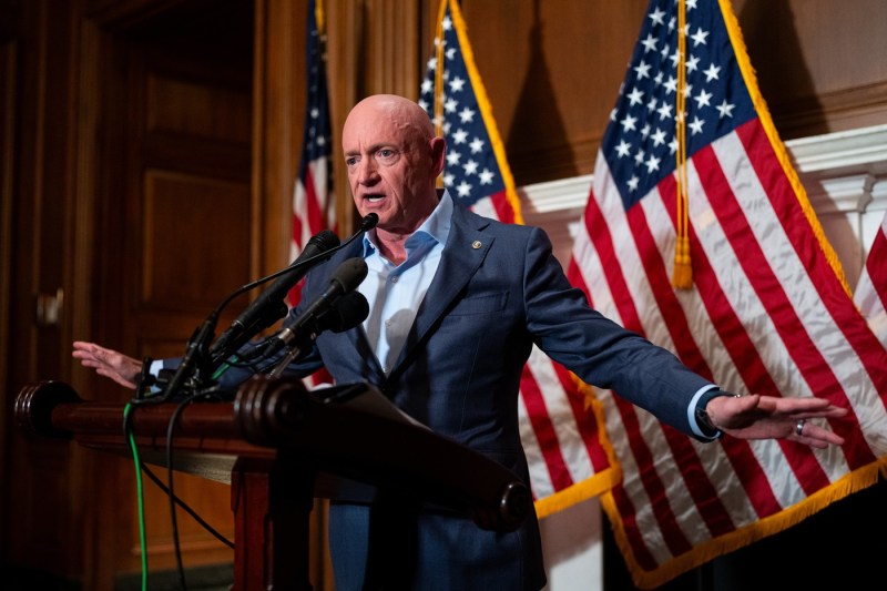 Pensia militară a unui căpitan din Marina SUA, tăiată de șeful Pentagonului pentru „declarații subversive”