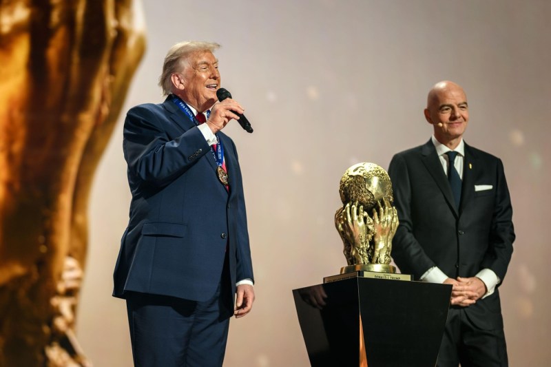 Donald Trump va înmâna trofeul la Cupa Mondială de fotbal 2026