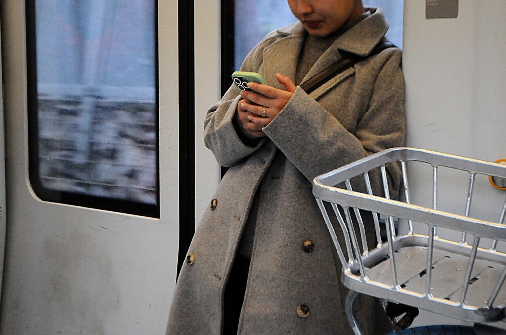 Utilizatoare de iPhone. Foto: Francis Joseph Dean/ Imago/ Profimedia